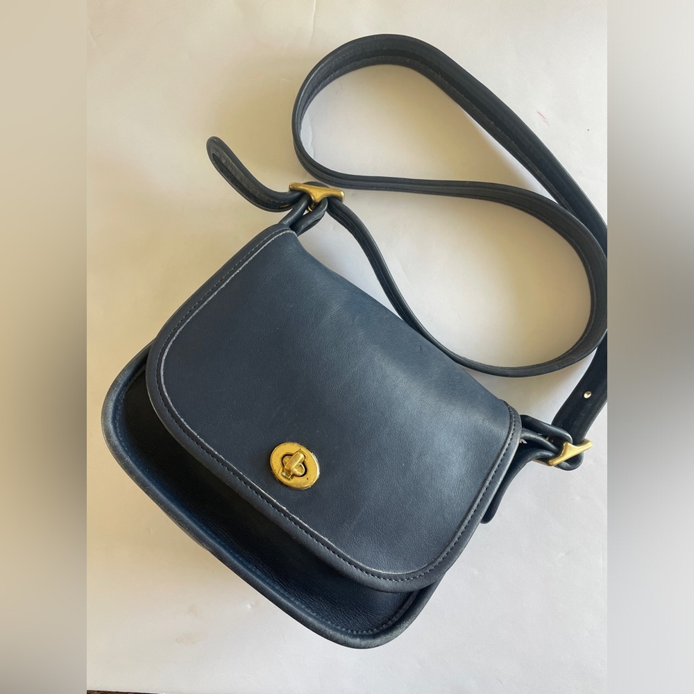 🛑 SOLD 🛑 Vintage Coach - Small Flap Legacy Bag 9965 🦋